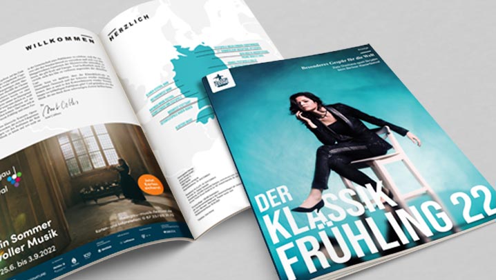 Das Magazincover und darüber das selbe Magazin aufgeschlagen.