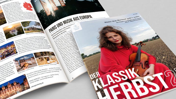 Cover des Magazins Klassik Herbst 2025 - Eine junge Frau in rotem Kleid mit Geige, vor weitläufigem Feld, strahlt Kreativität und Leidenschaft aus.