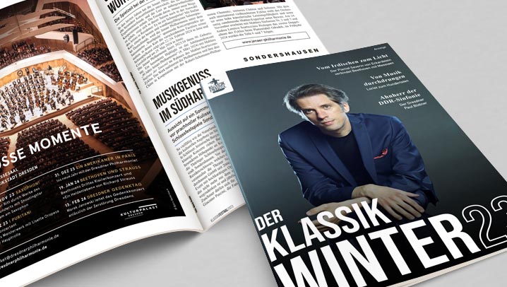 Das Magazincover und darüber das selbe Magazin aufgeschlagen.